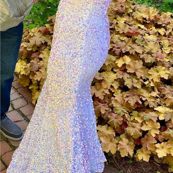 Elegant White Strapless Prom/Evening/Wedding Gown - Picture 2 of 7